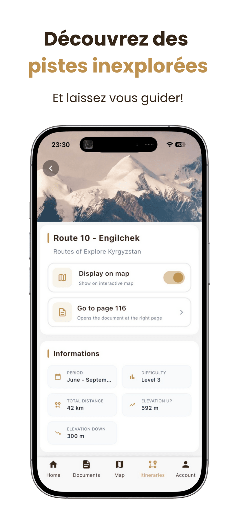 1 Smartphone affichant une application de voyage en français, montrant un itinéraire de randonnée au Kirghizistan. L'écran affiche les détails de l'itinéraire, la difficulté, la distance et l'altitude, sur fond de montagne enneigée.