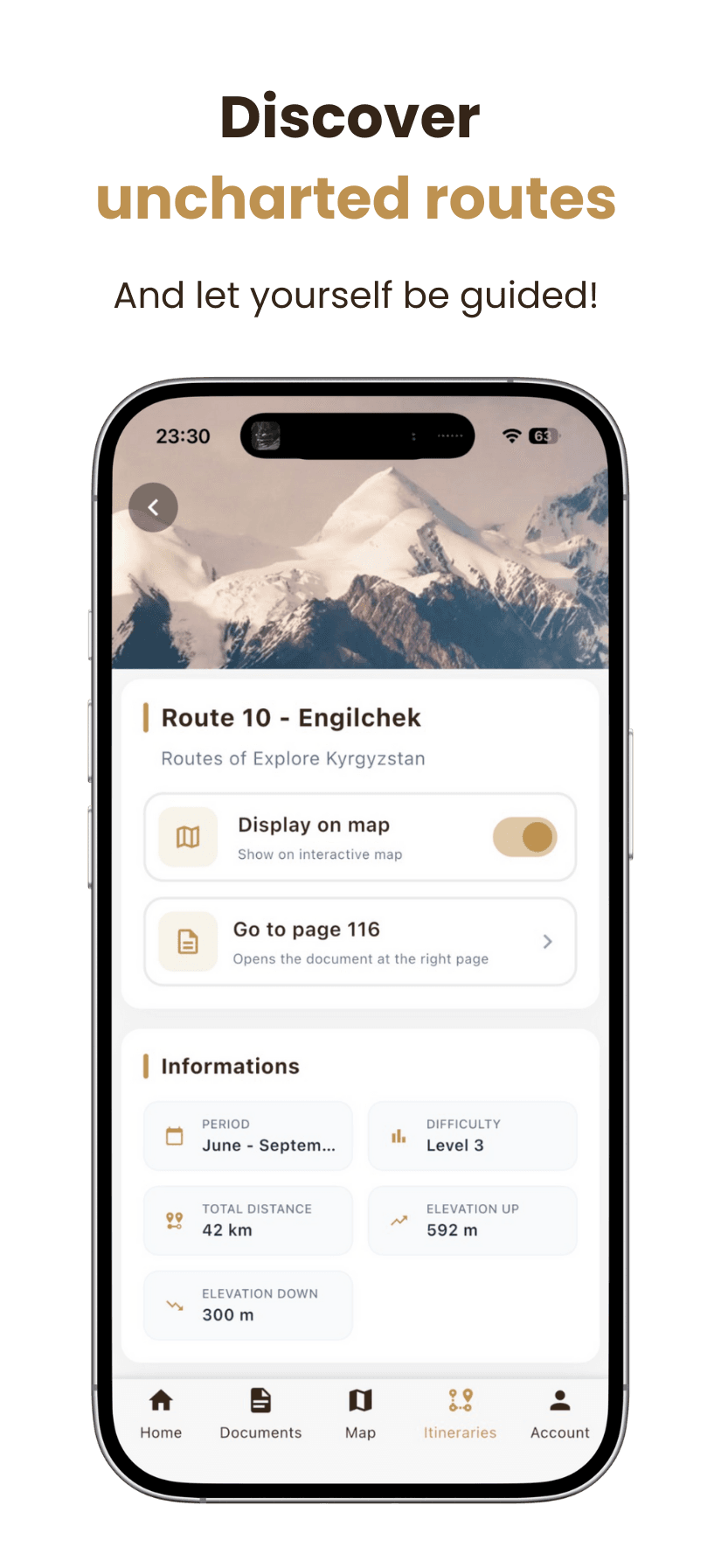 Smartphone displaying a travel application in French, showing a hiking itinerary in Kyrgyzstan. The screen displays route details, difficulty, distance and altitude, against a snowy mountain backdrop.