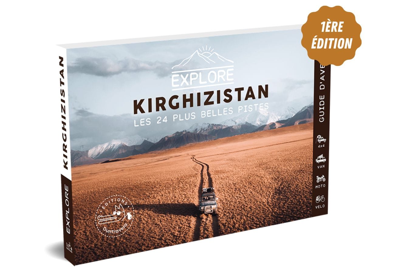 Couverture d'un guide de voyage intitulé Explore Kirghizistan : Les 24 plus belles pistes avec une photo d'un véhicule roulant sur une route de terre à travers un vaste paysage montagneux. Un badge indique 1ère Édition.
