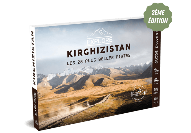Couverture d'un guide de voyage intitulé Explore Kirghizistan : Les 28 plus belles pistes, avec une photo panoramique de montagnes, de plaines ouvertes et d'un motocycliste. Un macaron vert en haut à droite indique 2ème Édition.