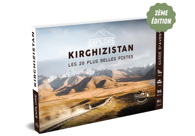 Couverture d'un guide de voyage intitulé Explore Kirghizistan : Les 28 plus belles pistes, avec une photo panoramique de montagnes, de plaines ouvertes et d'un motocycliste. Un macaron vert en haut à droite indique 2ème Édition.