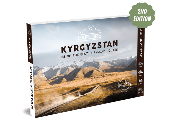 KG FR ULULE Gegenstücke 660x460 (1) Titelbild eines Reiseführers Explore Kirghizistan: Die 28 schönsten Pisten, mit einem Panoramafoto von Bergen, offenen Ebenen und einem Motorradfahrer. Ein grüner Aufkleber in der oberen rechten Ecke zeigt die 2.