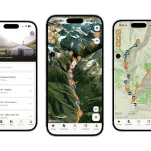 Trois smartphones affichent une application de randonnée montrant des traces GPS au Kirghizstan, avec des listes d'itinéraires et des cartes topographiques détaillées indiquant les sentiers et diverses icônes pour les points d'intérêt.