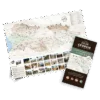 La Carte Touristique A2 Géorgie est une carte touristique pliée et une brochure avec des cartes détaillées, des icônes marquant les sites, des vignettes et des descriptions en français des attractions en Géorgie et dans le Caucase.