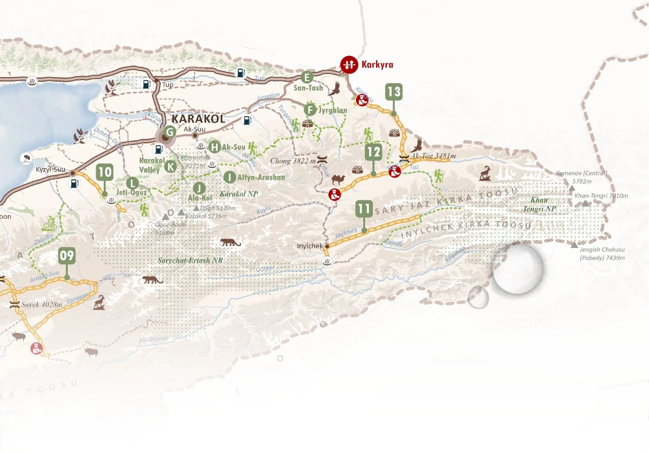 Carte de Karakol et de ses environs au Kirghizistan, montrant les itinéraires de randonnée, les sites naturels, les icônes d'animaux, les marqueurs de sentiers numérotés et la localisation de Karakol avec un marqueur rouge. Le texte et les icônes indiquent les points d'intérêt.