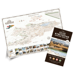 La carte touristique du Kirghizistan présente des itinéraires et des sites de voyage d'aventure, avec des illustrations détaillées et un guide plié avec des photos de paysages, intitulé Explore Kyrgyzstan Adventure Travel Map (carte de voyage d'aventure du Kirghizistan).