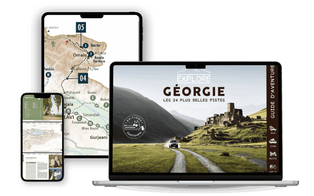 Trois appareils affichent le contenu de la Géorgie : un smartphone affiche un article, une tablette présente l'Ebook Explore Géorgie avec une carte, et un ordinateur portable affiche une photo de voiture panoramique près de ruines intitulée "Explore Géorgie".