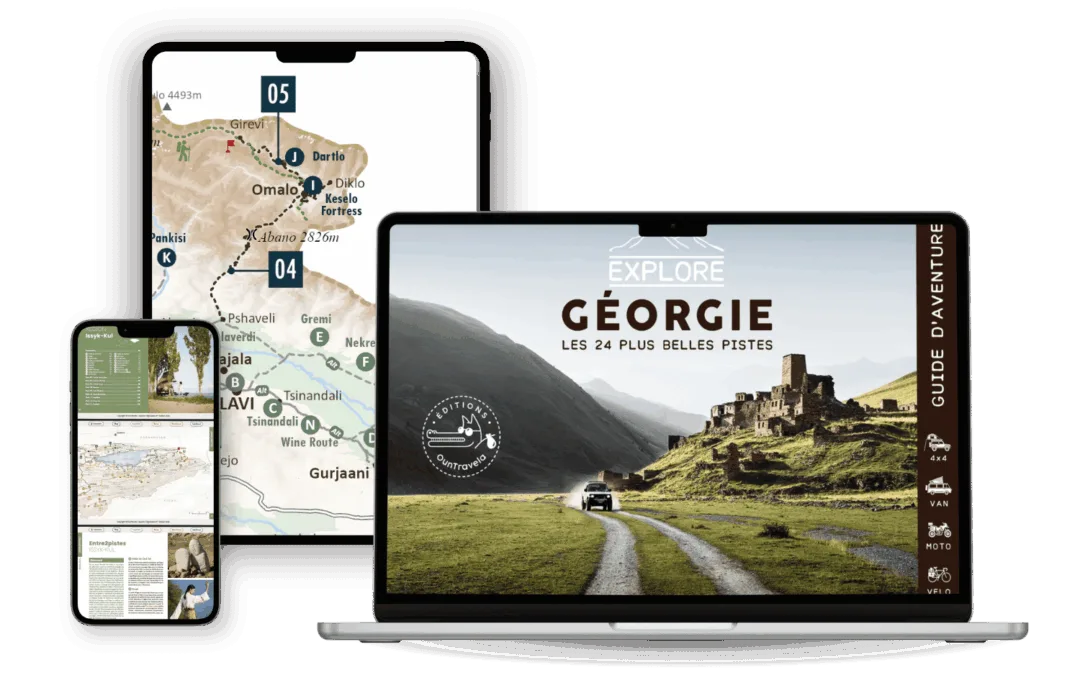 Trois appareils affichent le contenu de la Géorgie : un smartphone affiche un article, une tablette présente l'Ebook Explore Géorgie avec une carte, et un ordinateur portable affiche une photo de voiture panoramique près de ruines intitulée "Explore Géorgie".