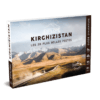 Coffret intitulé KIRGHIZISTAN : LES 28 PLUS BELLES PISTES représentant un paysage de montagnes et de plaines herbeuses, avec un cycliste sur un chemin. Le coffret est étiqueté Explore et décrit comme un guide d'aventure.