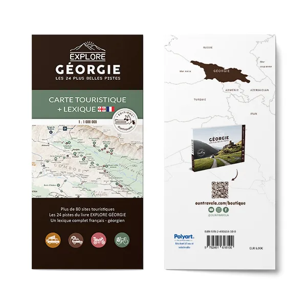 Recto et verso de la carte touristique A2 Géorgie : le recto présente des icônes et un texte en français ; le verso comprend une section cartographique, un code QR pour le site web et des informations pratiques sur les voyages.