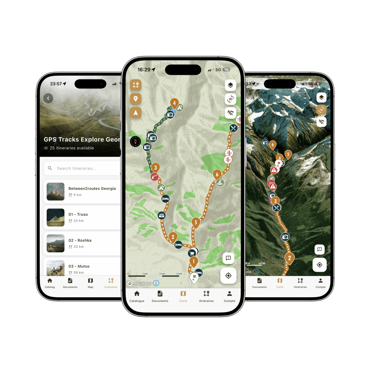 Traces GPS Géorgie 14 Trois smartphones présentent l'application "Traces GPS Géorgie" avec des cartes, des itinéraires, des données d'altitude et des traces GPS pour la randonnée en Géorgie. Les écrans affichent des sentiers, des points de repère et des icônes de navigation sur des cartes de terrain détaillées.
