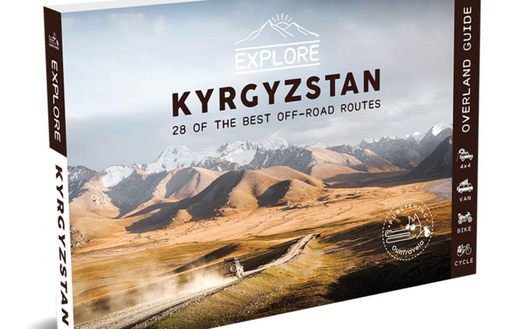 Set mit dem Titel KIRGHIZISTAN : DIE 28 SCHÖNSTEN PISTEN mit einer Landschaft aus Bergen und Grasebenen, mit einem Radfahrer auf einem Weg. Das Paket trägt das Etikett Explore und wird als Abenteuerführer beschrieben.