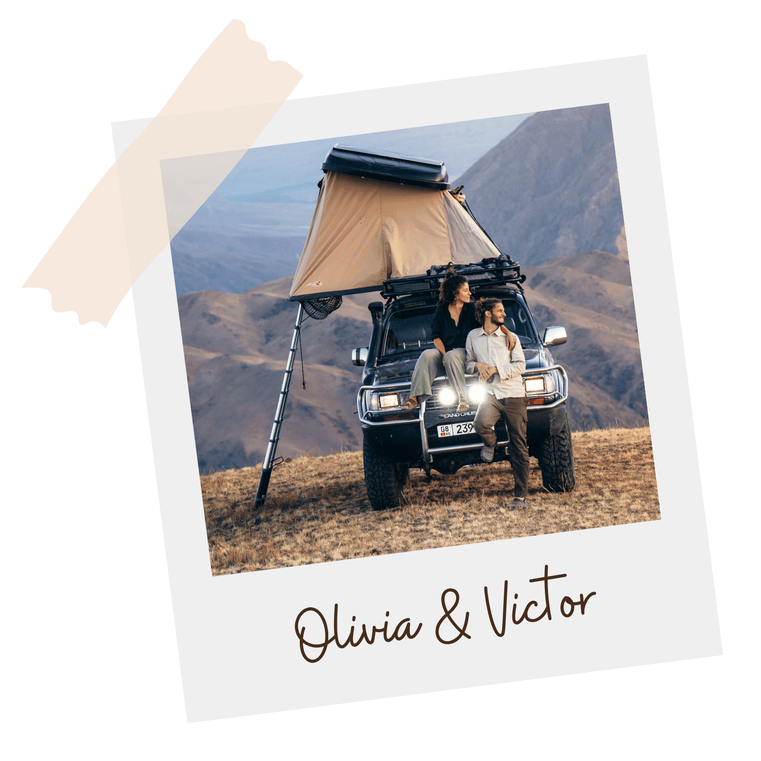 Un couple est assis à l'avant d'un véhicule tout-terrain avec une tente sur le toit, garé sur de l'herbe sèche avec des montagnes en arrière-plan. L'image est stylisée comme un polaroïd et étiquetée Olivia & Victor.
