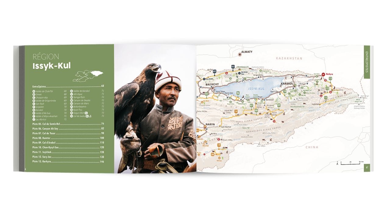 Livre ouvert représentant un homme en costume traditionnel tenant un aigle sur la page de gauche, avec le titre Région Issyk-Kul et une carte de la région d'Issyk-Kul avec des points de repère et des itinéraires sur la page de droite.