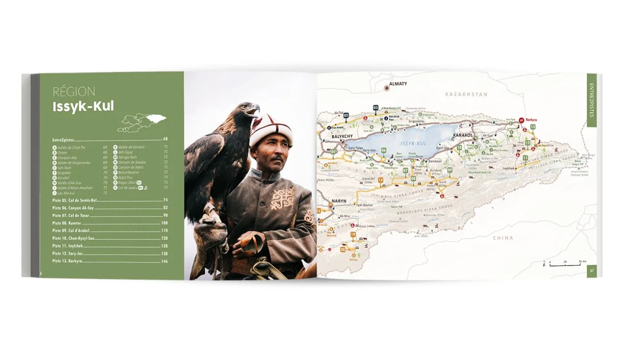 Livre ouvert représentant un homme en costume traditionnel tenant un aigle sur la page de gauche, avec le titre Région Issyk-Kul et une carte de la région d'Issyk-Kul avec des points de repère et des itinéraires sur la page de droite.