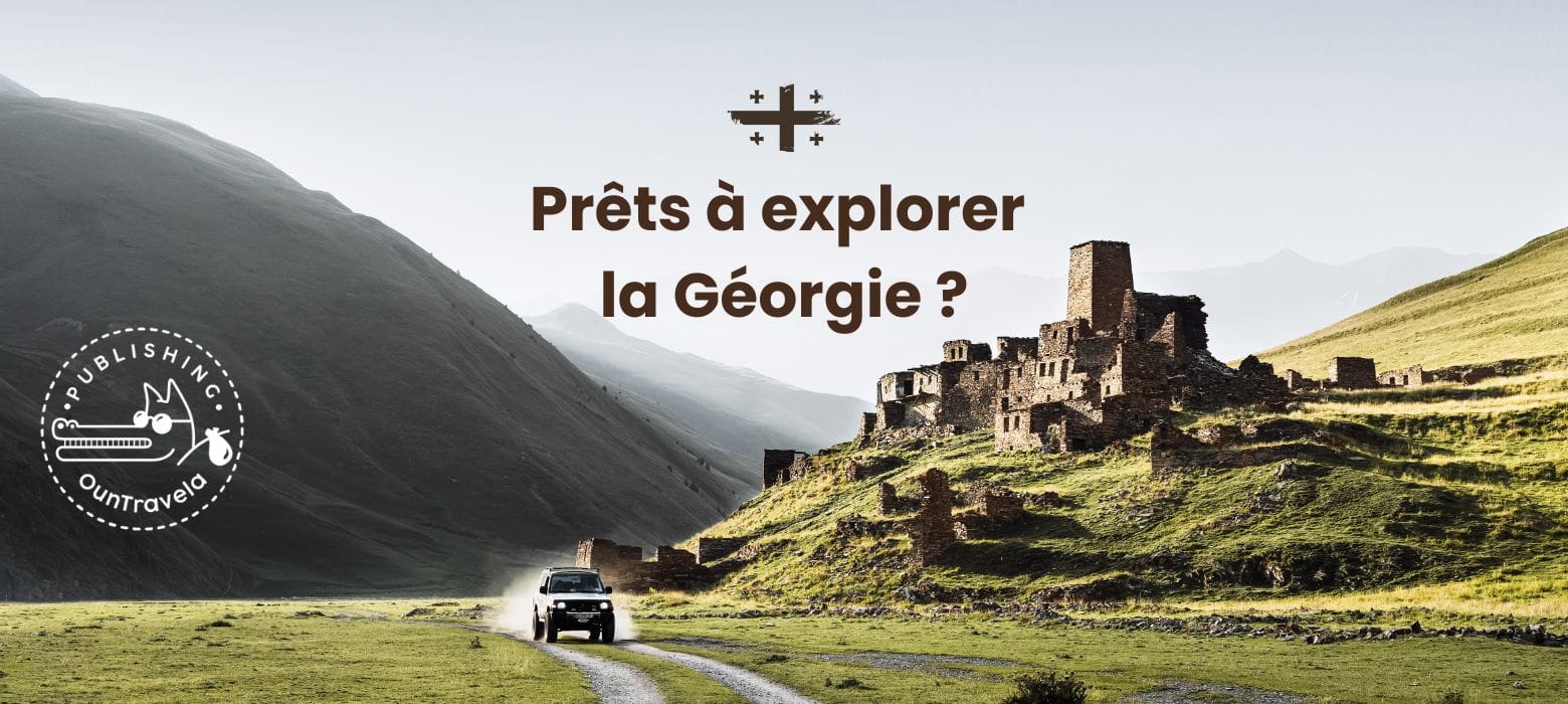 pret-explorer-georgie-FR Une voiture roule sur un chemin de terre vers d'anciennes ruines en pierre sur une colline herbeuse en Géorgie. Le texte en français indique "Prêts à explorer la Géorgie ?" avec, à gauche, le logo d'une montagne et un cachet d'éditeur.